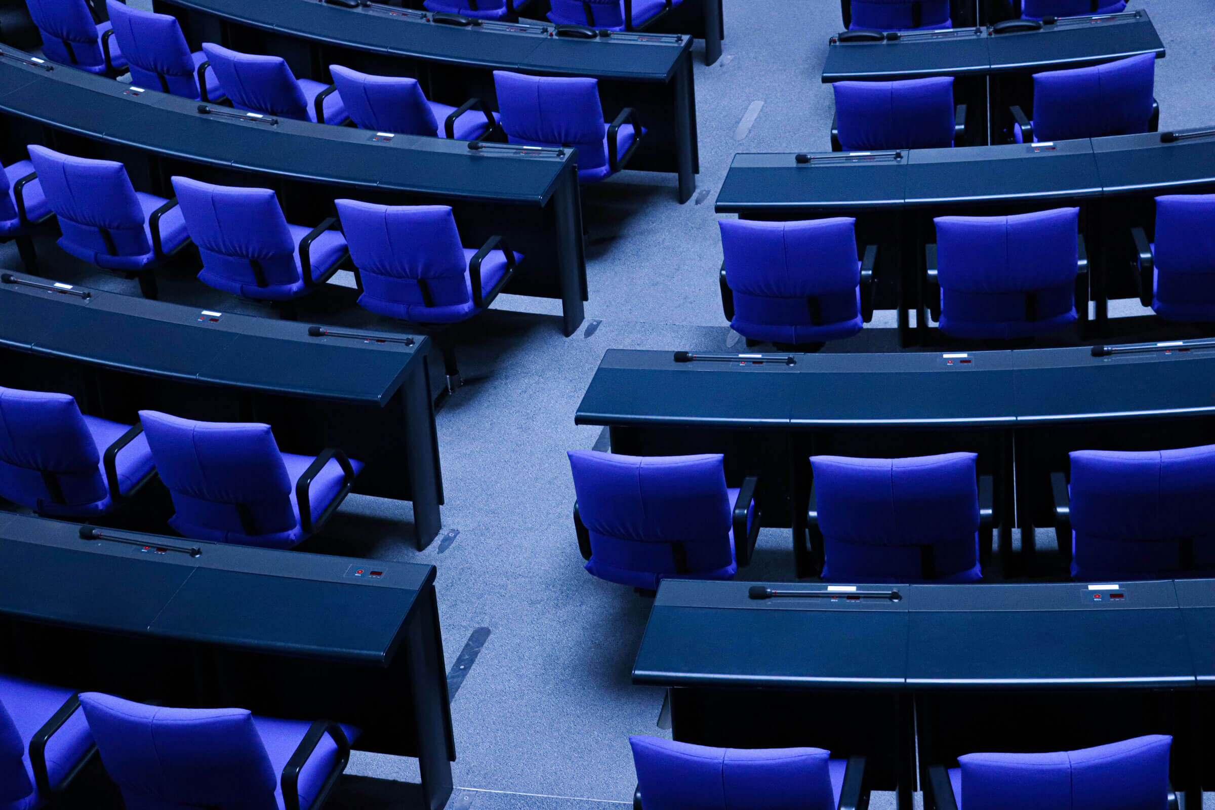 Foto der blauen Sitze im Plenarsaal des Deutschen Bundestages