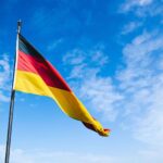 Flagge der Bundesrepublik Deutschland vor blauem Himmel