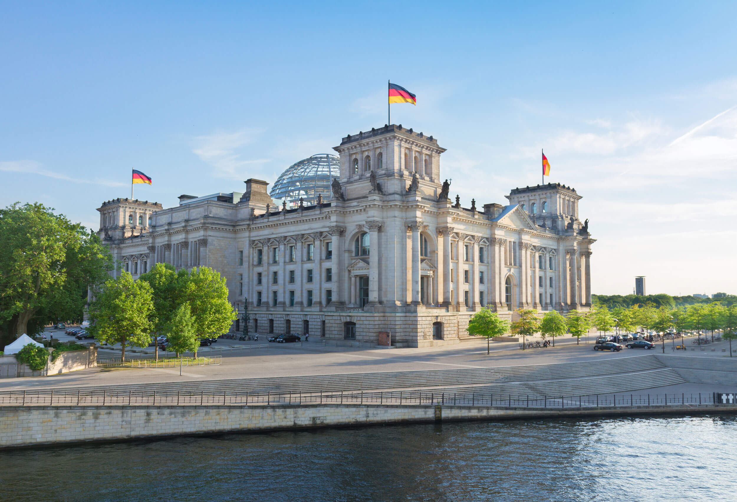Reichstag in Berlin bei Sonnenschein